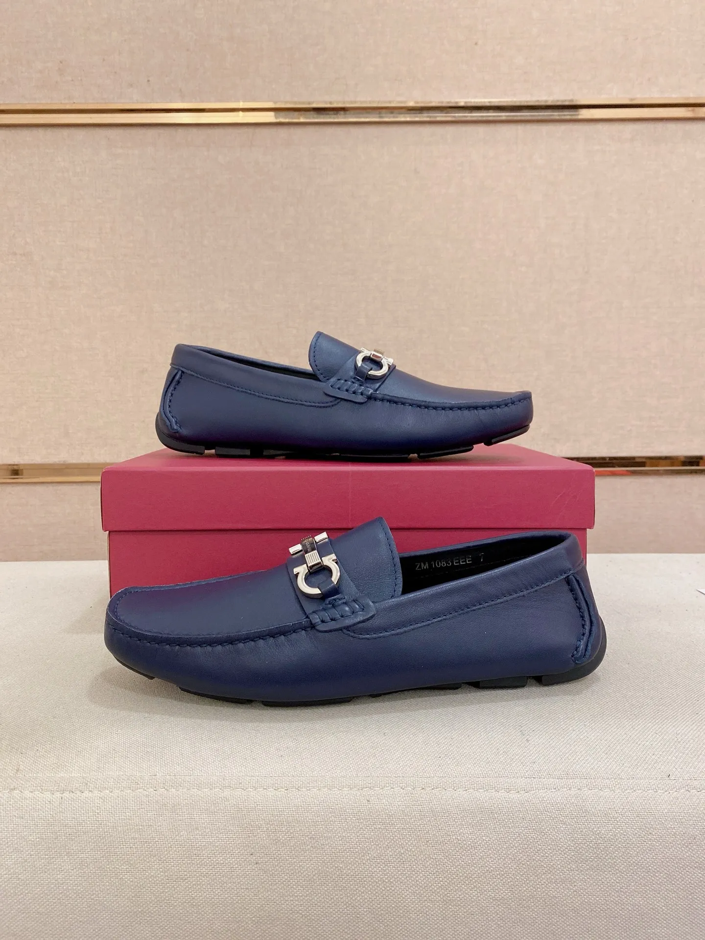 Men's shoes💰: 540💰High-end quality! Ferragamo🆕🆕Exclusive hot-selling products in stock🔥🔥New products on the shelves, high-quality Ferragamo men's pea shoes, high-end casual driving shoes, with complete packaging! 💪 💪 Material: imported first-layer pebbled cowhide 🐂 + imported high-quality water-dyed cowhide lining + wear-resistant outsole 👍🏻👍🏻 Features: high-end and comfortable, purely handmade 🚀 🚀 Create the perfect shoe that suits you best 🔥 🔥 Size: (38-44) 45 standard size can be customized!